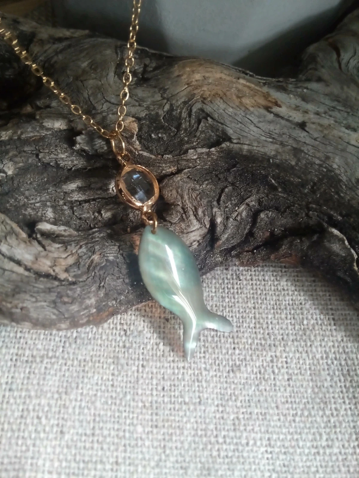 Collier poisson en nacre naturelle et connecteur en cristal de quartz – photo 3